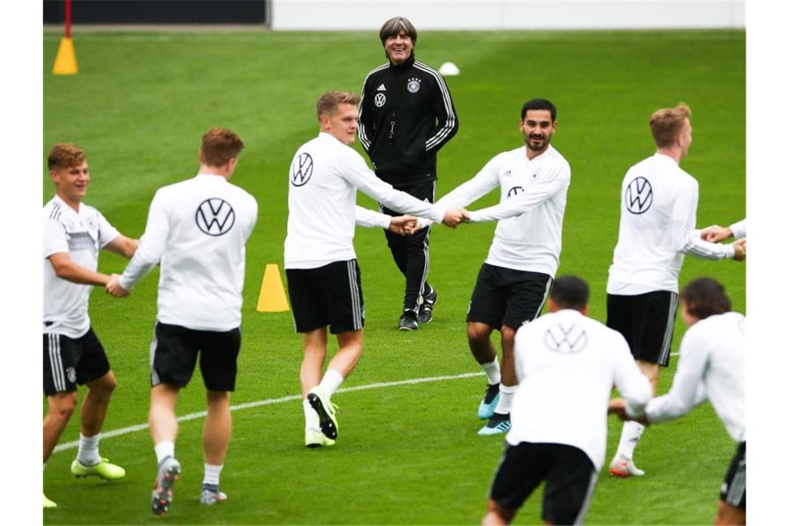 Bundestrainer Joachim Löw hatte im Training den kompletten Kader dabei. Foto: Christian Charisius