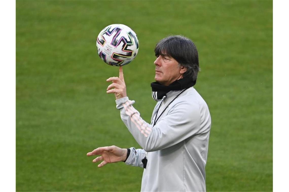 Löw wird EM-Egoist: „Wir können keine Rücksicht mehr nehmen“ Bundestrainer Joachim Löw jongliert beim Training mit dem Ball. Foto: Federico Gambarini/dpa
