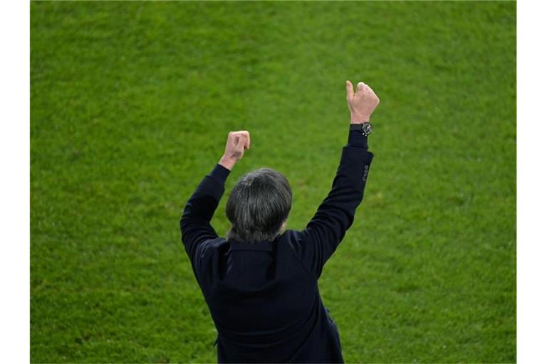 Bundestrainer Joachim Löw konnte gegen Island jubeln - doch die Gedanken waren auch bei Jonas Hofmann. Foto: Tobias Schwarz/AFP-Pool/dpa