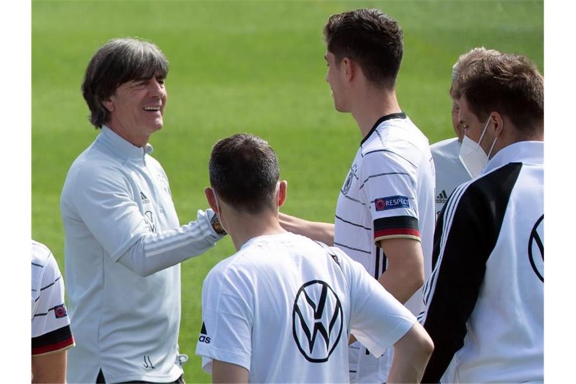 Bundestrainer Joachim Löw (l) und das DFB-Team fiebern dem WM-Auftakt gegen Frankreich entgegen. Foto: Federico Gambarini/dpa