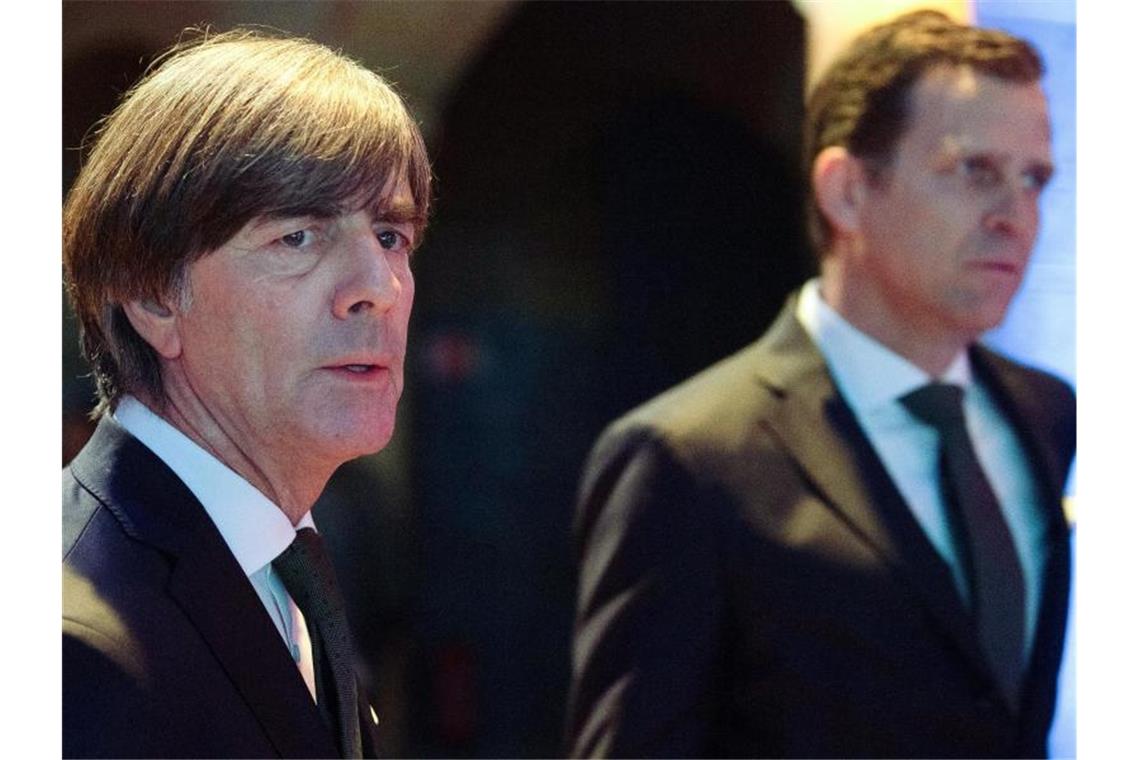 Bundestrainer Joachim Löw (l) und Oliver Bierhoff bei der Auslosung zur Nations League. Foto: Federico Gambarini/dpa