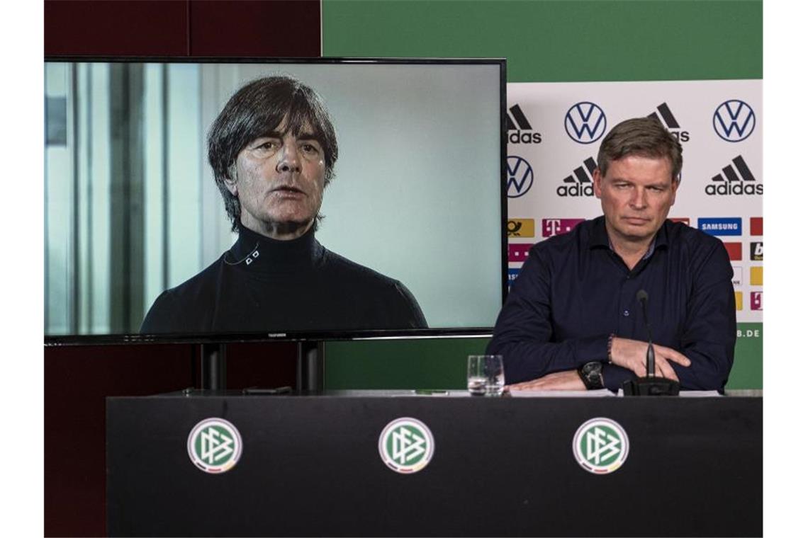 Bundestrainer Joachim Löw (l) wurde per Video zur Pressekonferenz geschaltet. Foto: Thomas Böcker/DFB/dpa