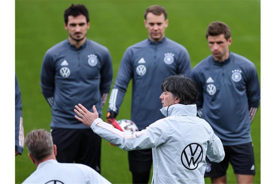 Bundestrainer Joachim Löw (M.) erwartet drei Champions-League-Sieger im EM-Camp. Foto: Christian Charisius/dpa