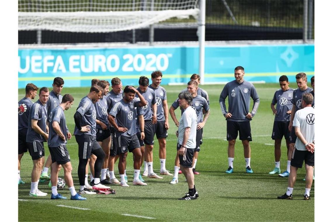 Löw will über Kimmich entscheiden - Botschaft an Eriksen Bundestrainer Joachim Löw (M), sein Trainerteam und die Spieler stehen vor dem Training im Kreis. Foto: Christian Charisius/dpa