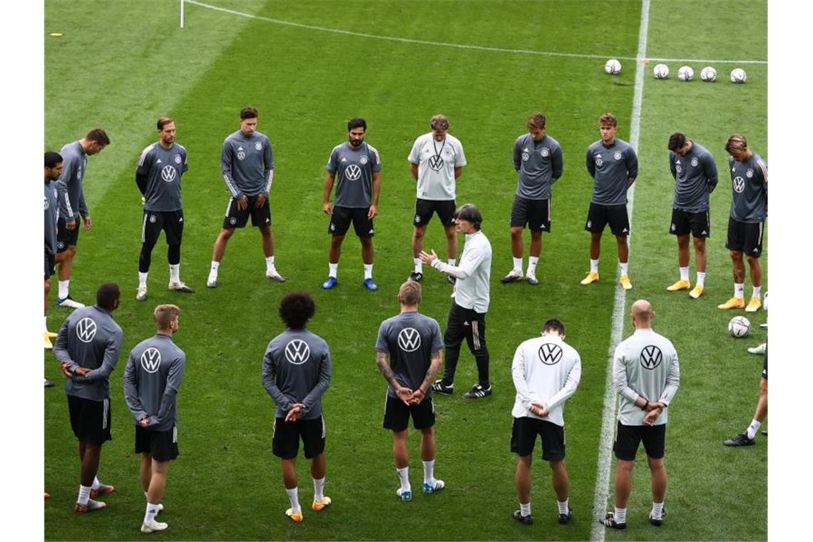 Weiter keine Normalität: Aber Löw-Team will Erfolgserlebnis Bundestrainer Joachim Löw (M) spricht beim Abschlusstraining im Stadion St. Jakob-Park zu seiner Mannschaft, die sich im Kreis um ihn gestellt hat. Foto: Christian Charisius/dpa