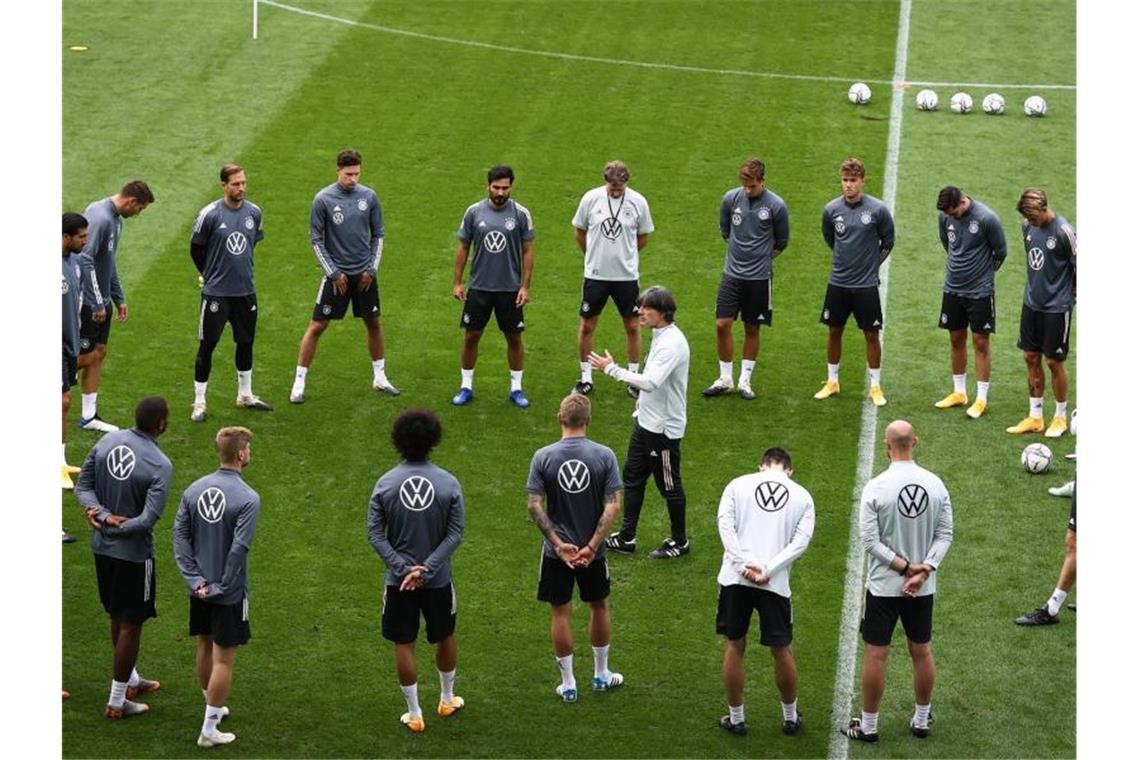 Bundestrainer Joachim Löw (M) spricht beim Abschlusstraining im Stadion St. Jakob-Park zu seiner Mannschaft, die sich im Kreis um ihn gestellt hat. Foto: Christian Charisius/dpa