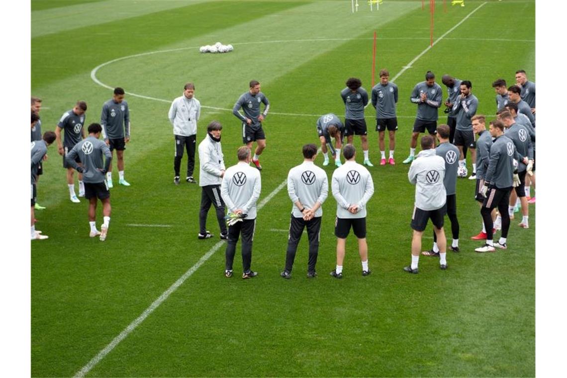 Bundestrainer Joachim Löw (M) spricht während des Trainings zur Mannschaft. Foto: Federico Gambarini/dpa