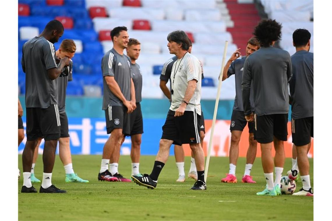 Frankreich-Countdown läuft - Löw will Emotionen rauslassen Bundestrainer Joachim Löw (M.) will mit der deutschen Nationalmannschaft gut in die EM starten. Foto: Federico Gambarini/dpa