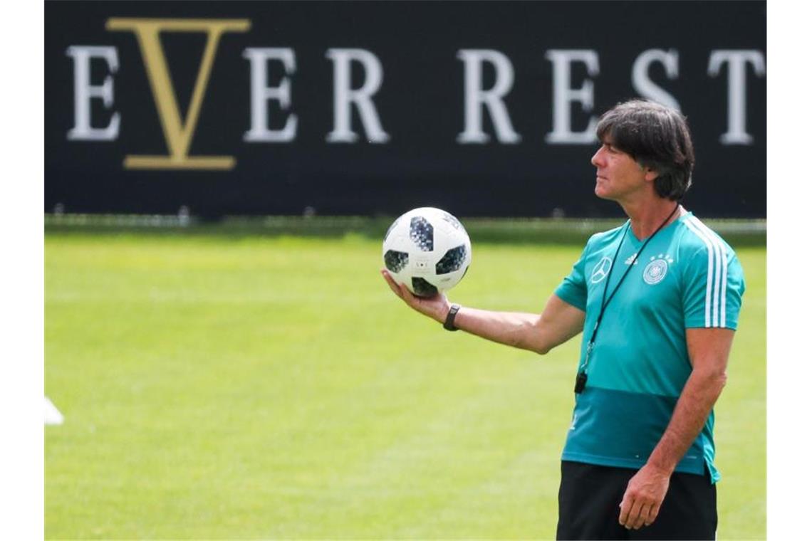 Bundestrainer Joachim Löw macht den Fußball-Fans mit einem Video Mut. Foto: Christian Charisius/dpa