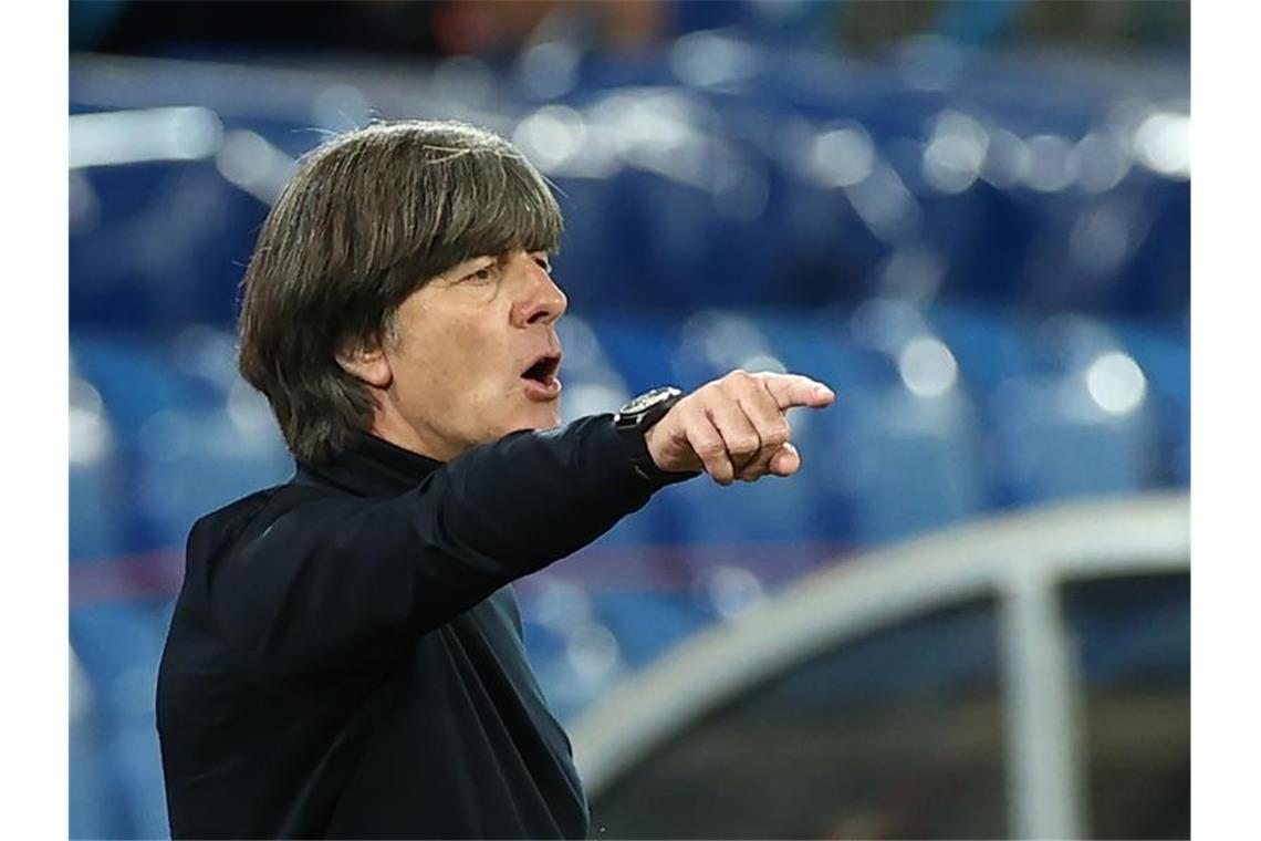 Streit um Freigabe von DFB-Spielern für Ukraine-Reise droht Bundestrainer Joachim Löw muss mit dem DFB-Team in die Ukraine reisen. Foto: Christian Charisius/dpa
