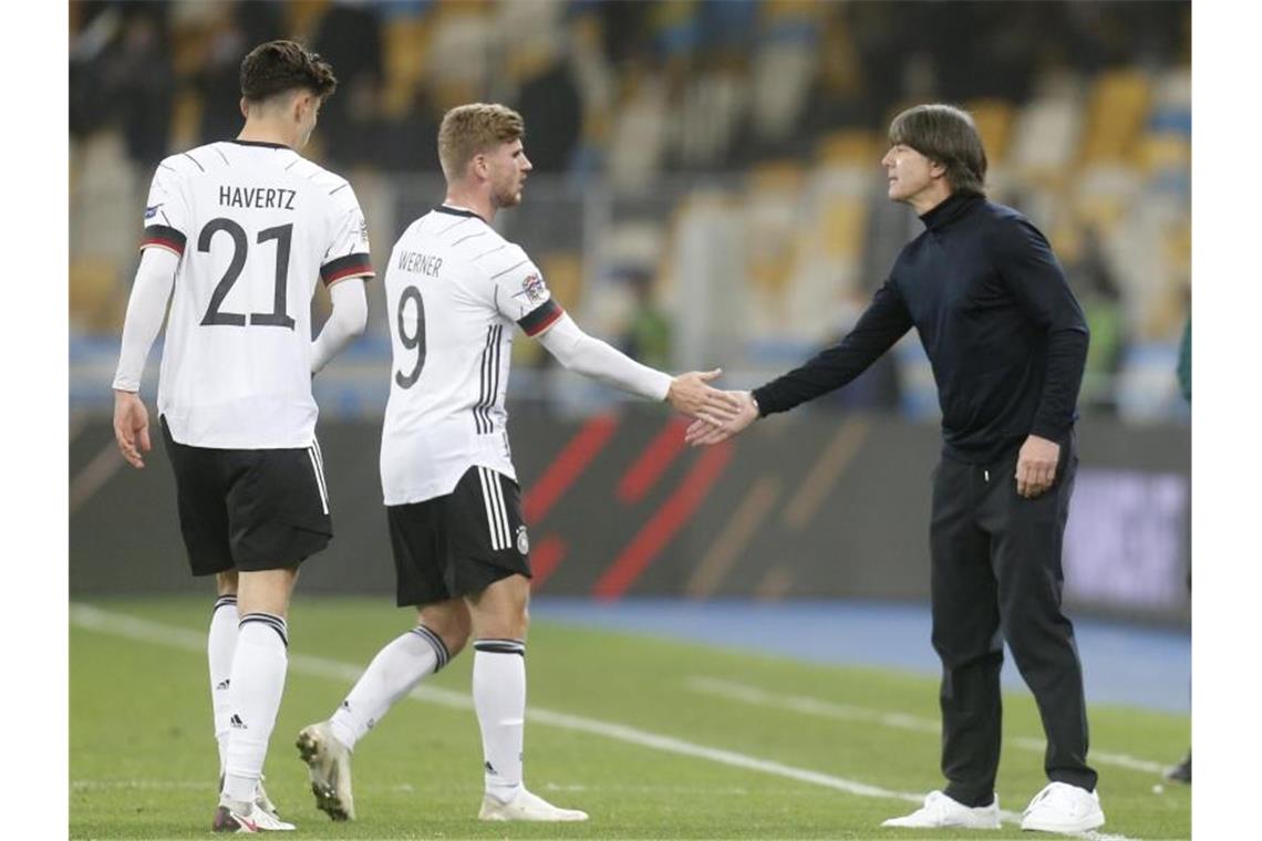 Bundestrainer Joachim Löw (r) feierte mit dem DFB-Team um Timo Werner (M.) und Kai Havertz einen wichtigen Sieg. Foto: Efrem Lukatsky/AP/dpa