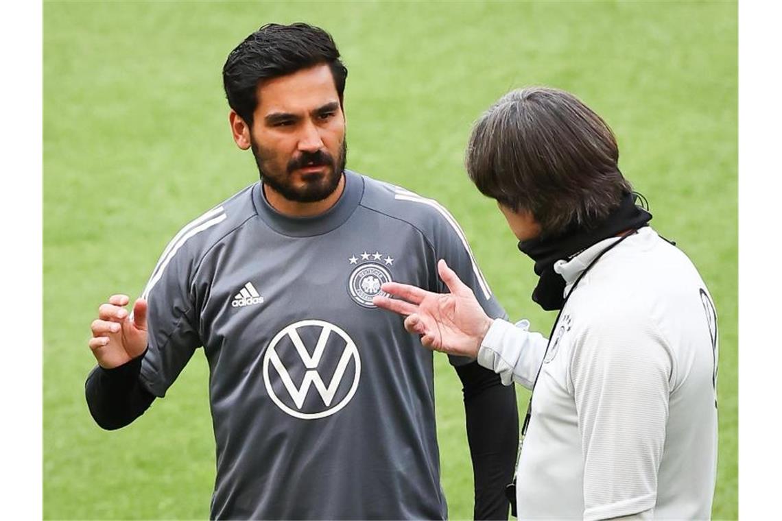 Bundestrainer Joachim Löw (r) kann auch auf die Profis aus England wie Ilkay Gündogan zurückgreifen. Foto: Christian Charisius/dpa