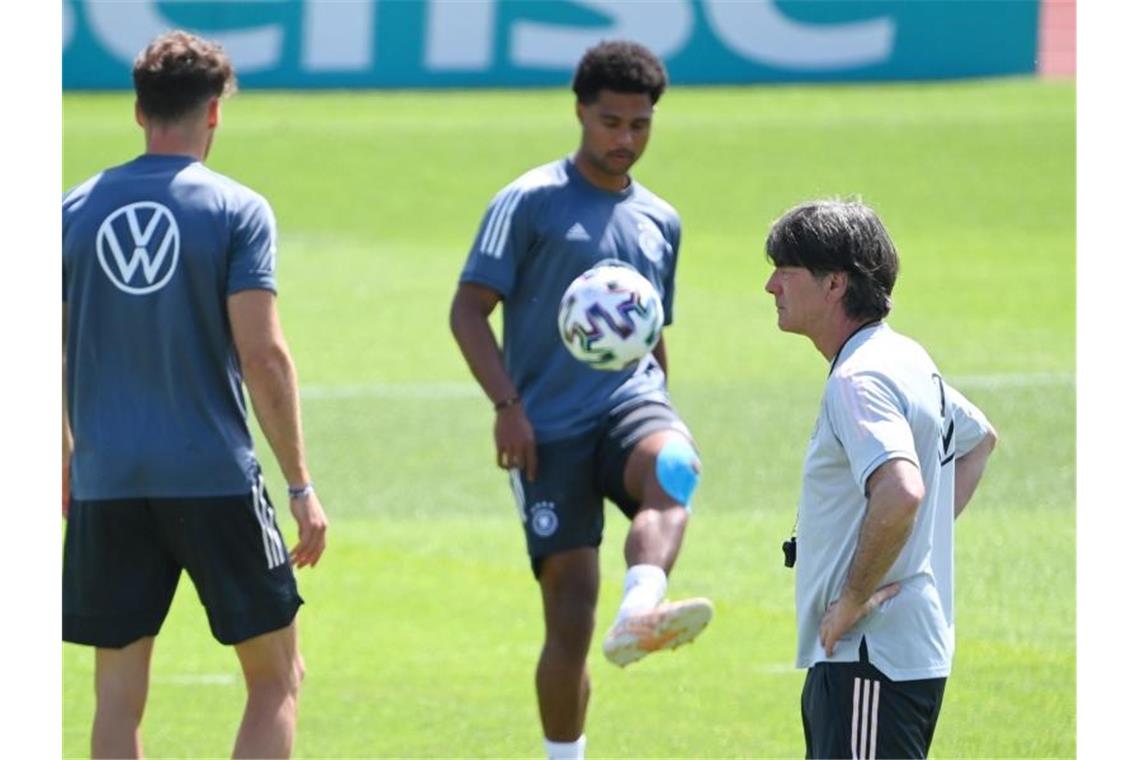 Bundestrainer Joachim Löw (r) musste im Montags-Training auf drei wichtige Spieler verzichten. Foto: Federico Gambarini/dpa