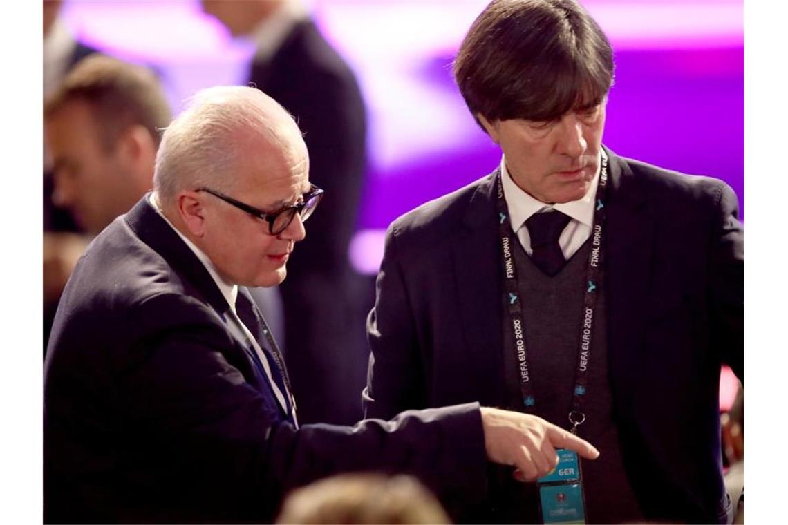 Löw nach EM-Hammerlos: „Ans Limit gehen“ Bundestrainer Joachim Löw (r) und DFB-Präsident Fritz Keller vor Beginn der Auslosung. Foto: Christian Charisius/dpa