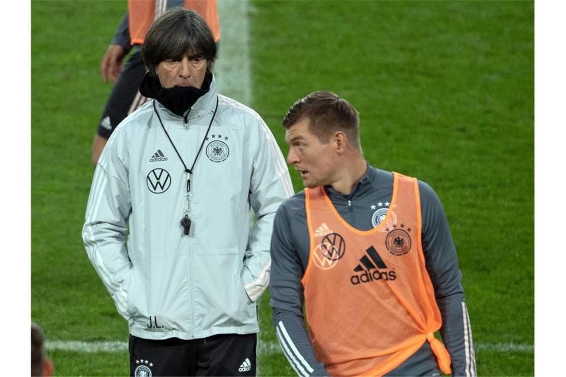 Bundestrainer Joachim Löw (r) und Toni Kroos (l) im Gespräch. Foto: Federico Gambarini/dpa