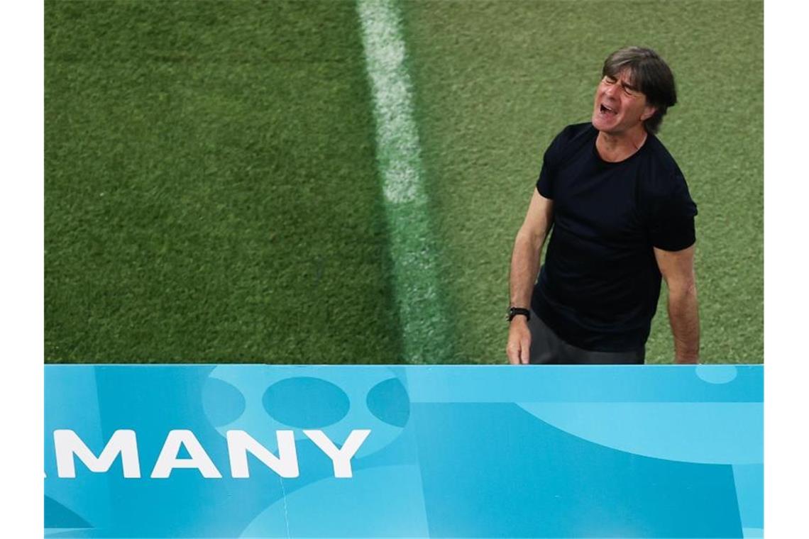 Bundestrainer Joachim Löw reagiert nach der Niederlage. Foto: Christian Charisius/dpa