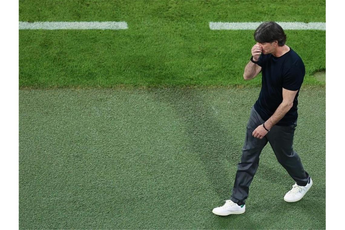 Bundestrainer Joachim Löw reagiert nach der Niederlage. Foto: Christian Charisius/dpa/archivbild