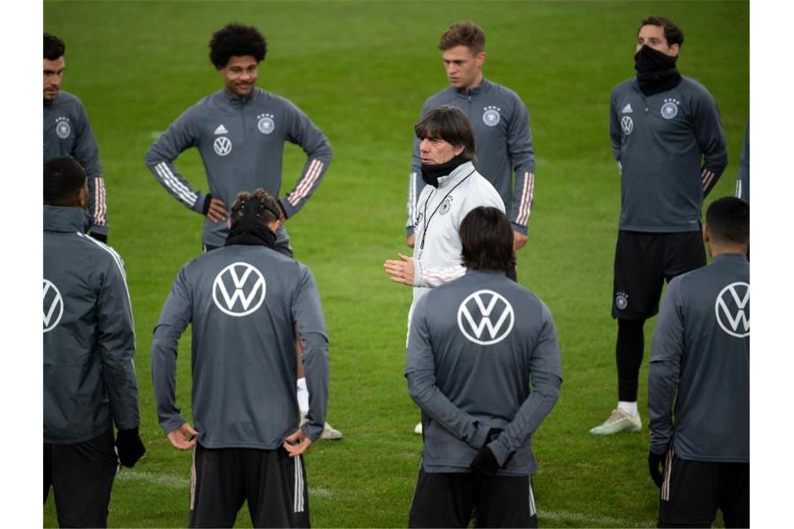 Bundestrainer Joachim Löw richtet sich beim Abschlusstraining mit einer Ansprache an die Nationalmannschaft. Foto: Federico Gambarini/dpa