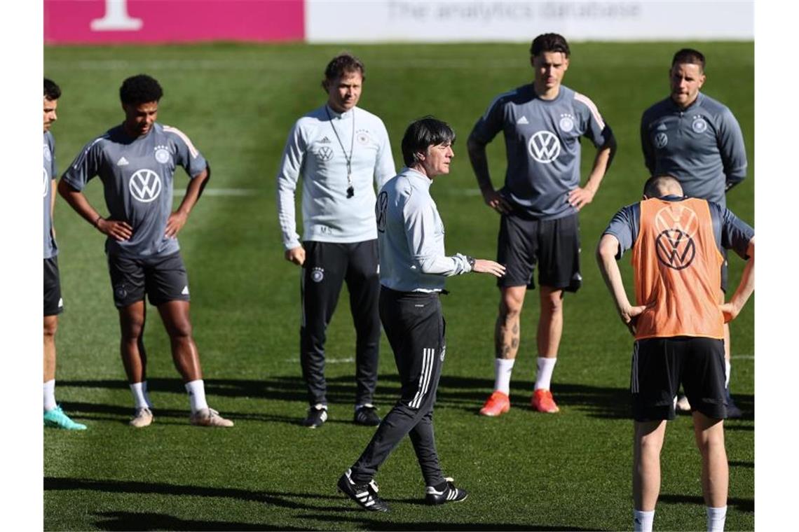 Löws Personalsorgen im Mittelfeld: Hoffnung auf Trio Bundestrainer Joachim Löw schwört die Nationalspieler auf die EM ein. Foto: Christian Charisius/dpa