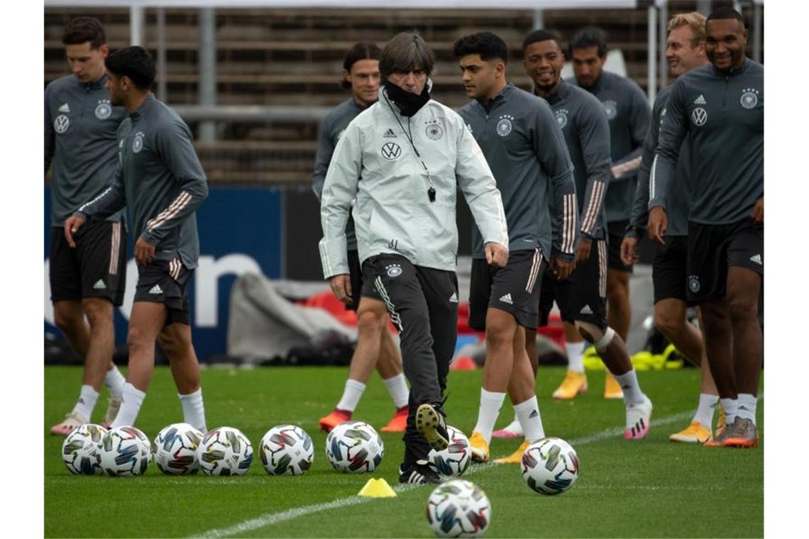 Bundestrainer Joachim Löw spielt einen Pass während des Trainings der Nationalmannschaft im Südstadion. Foto: Federico Gambarini/dpa