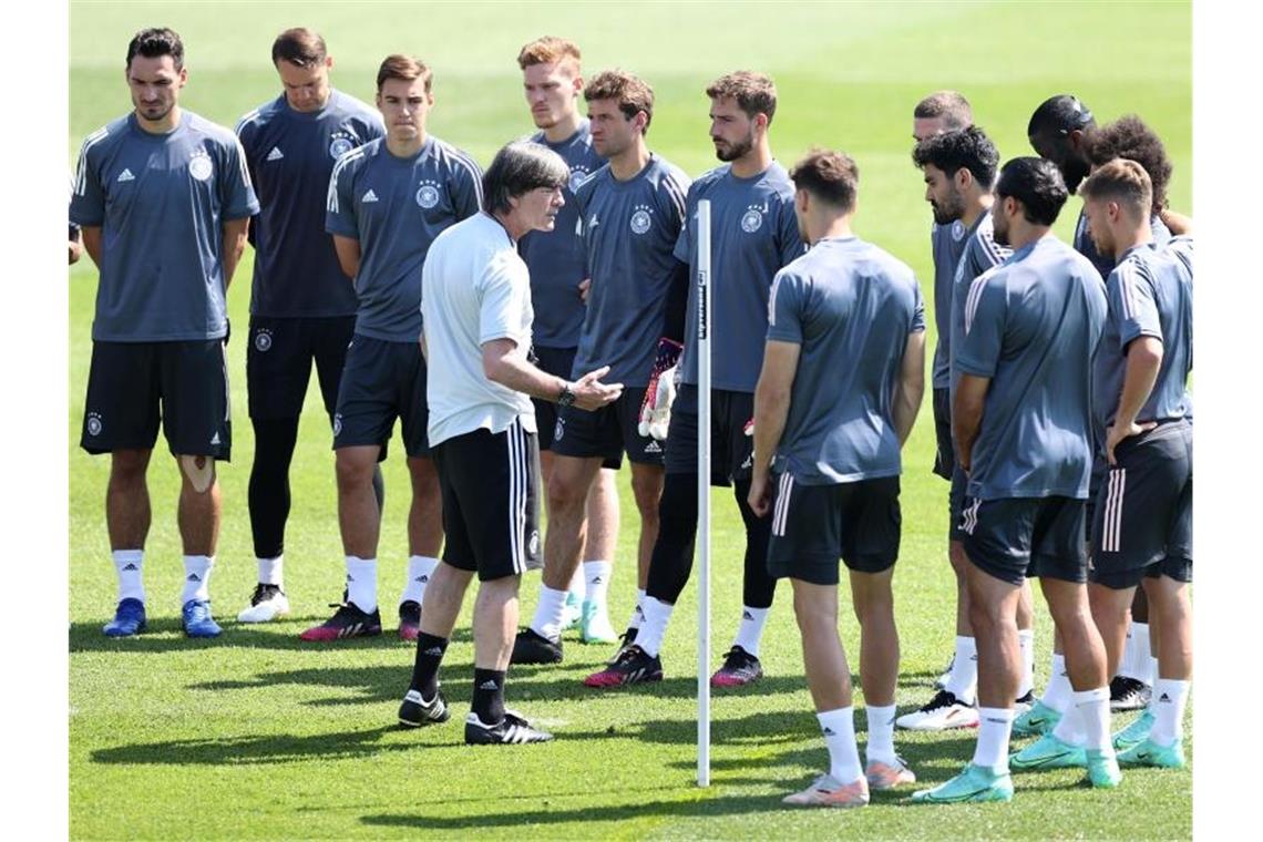 Bundestrainer Joachim Löw sprach im Abschlusstraining etwas länger zur Mannschaft. Foto: Federico Gambarini/dpa