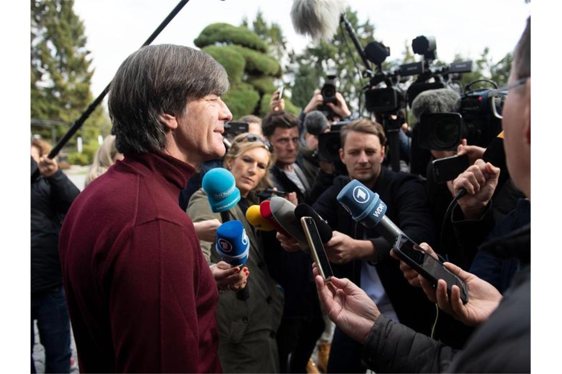 Bundestrainer Joachim Löw stellt sich vor dem Team-Hotel den Fragen der Journalisten. Foto: Bernd Thissen/dpa