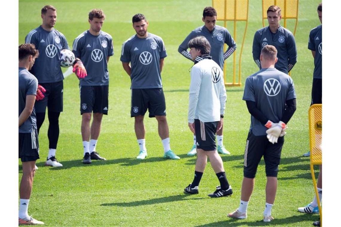 Bundestrainer Joachim Löw tüftelt mit seinen Spielern am Matchplan gegen England. Foto: Federico Gambarini/dpa