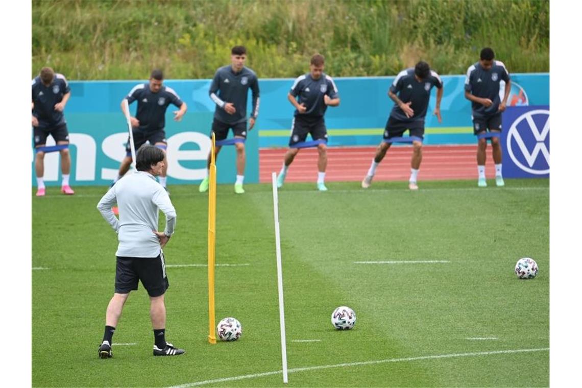 Bundestrainer Joachim Löw (v) bereitet das DFB-Team auf das Achtelfinale gegen England vor. Foto: Federico Gambarini/dpa