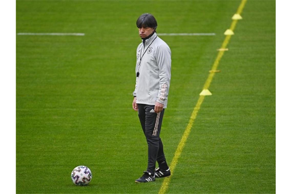Neuers Teamauftrag: Geschenk für Löw - Kroos muss abreisen Bundestrainer Joachim Löw verfolgt entspannt das Training der Nationalmannschaft. Foto: Federico Gambarini/dpa