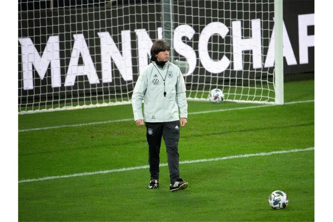 Das bringt die Fußball-Woche: DFB-Team, Brisante Beratungen Bundestrainer Joachim Löw versammelt die Nationalmannschaft in Leipzig um sich - und bereitet sich dort auf die Partien gegen die Ukraine, Spanien und Tschechien vor. Foto: Federico Gambarini/dpa