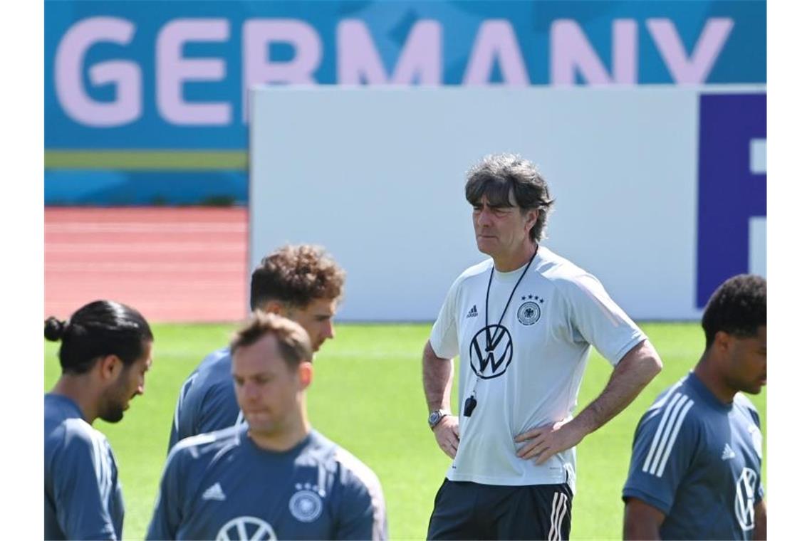 Bundestrainer Joachim Löw wird vor dem Spiel gegen Ungarn bei den erprobten Abläufen bleiben. Foto: Federico Gambarini/dpa