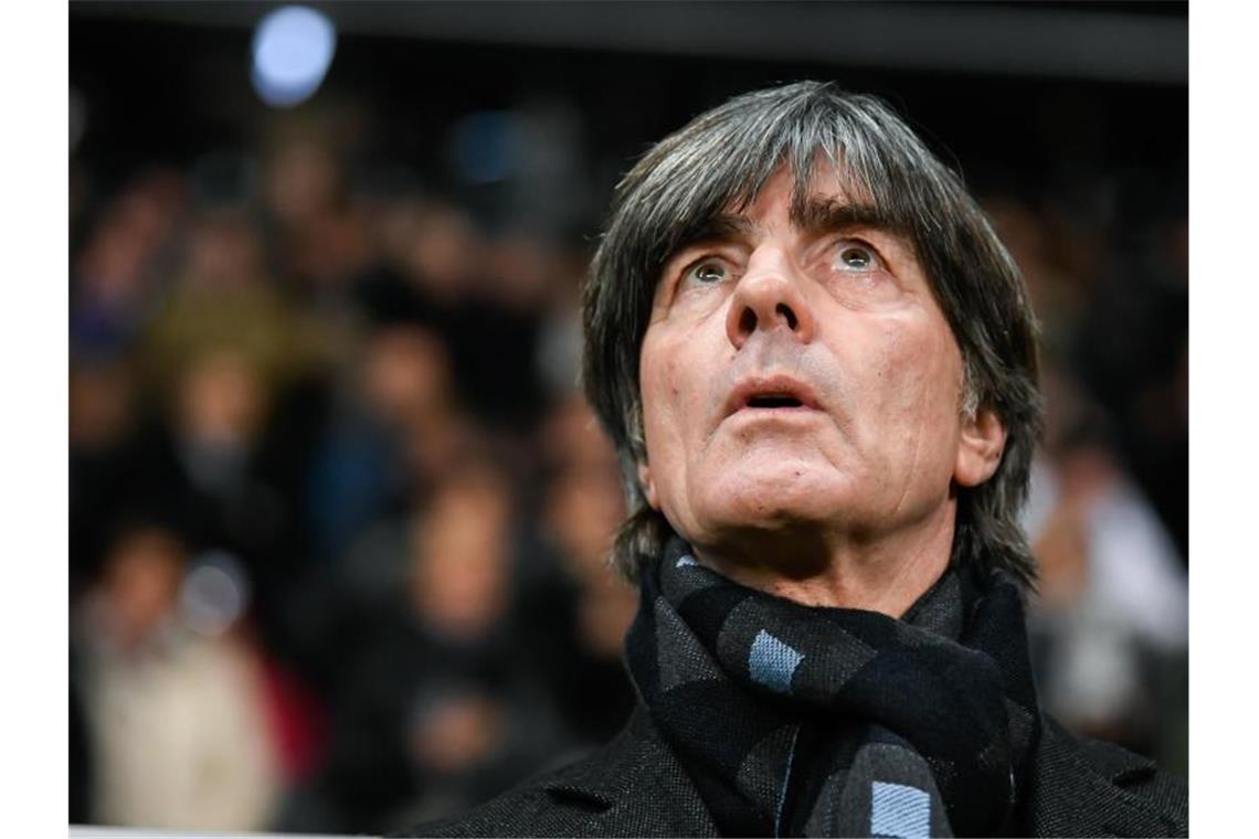 Mehrheit der Deutschen glaubt nicht an den EM-Titel Bundestrainer Joachim Löw zählte das DFB-Team jüngst nicht zum Kreis der ersten Titelanwärter. Foto: Tom Weller/dpa