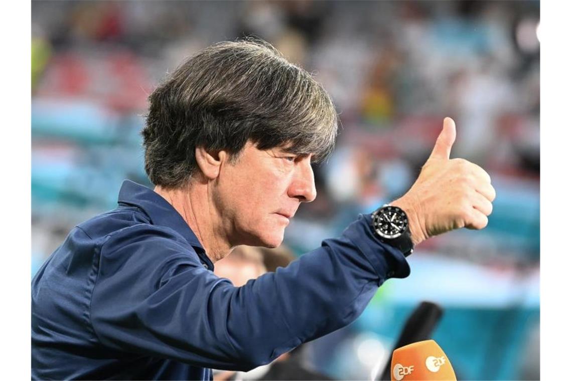 Bundestrainer Joachim Löw zeigt beim Interview einen Daumen nach oben. Foto: Federico Gambarini/dpa