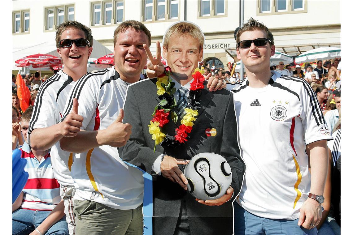 Bundestrainer Jürgen Klinsmann ist vor der WM 2006 alles andere als unumstritten...