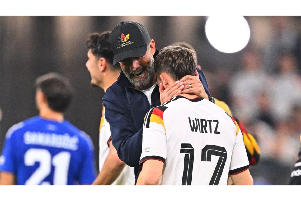 Bundestrainer Jürgen Klopp drückt nach dem Sieg gegen Serbien den starken Florian Wirtz an sich.