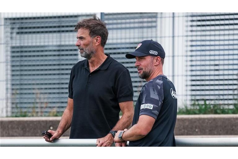 Bundestrainer Jürgen Klopp (li.) als Zaungast beim Profitraining des VfB mit Chefcoach Sebastian Hoeneß.