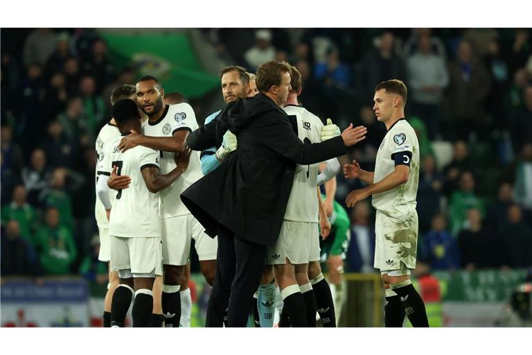 Bundestrainer Julian Nagelsmann gratuliert seinen Spielern nach dem Schlusspfiff auf dem Platz.