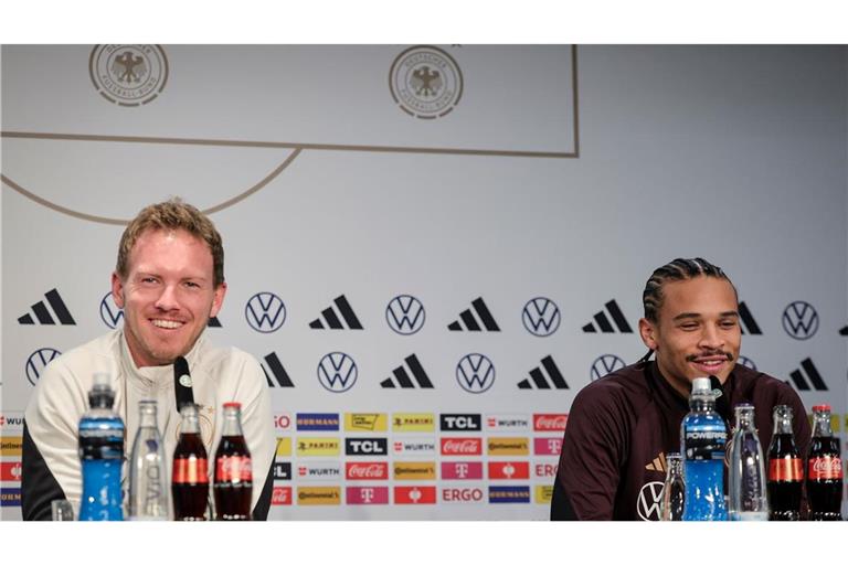 Bundestrainer Julian Nagelsmann (l) und Leroy Sané sprechen auf einer Pressekonferenz.
