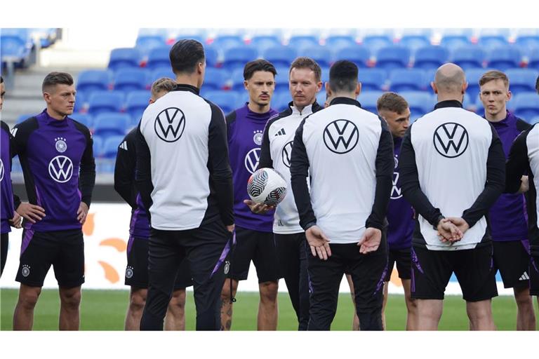 Bundestrainer Julian Nagelsmann (M) stimmt sein Team auf das Länderspiel gegen Frankreich ein.