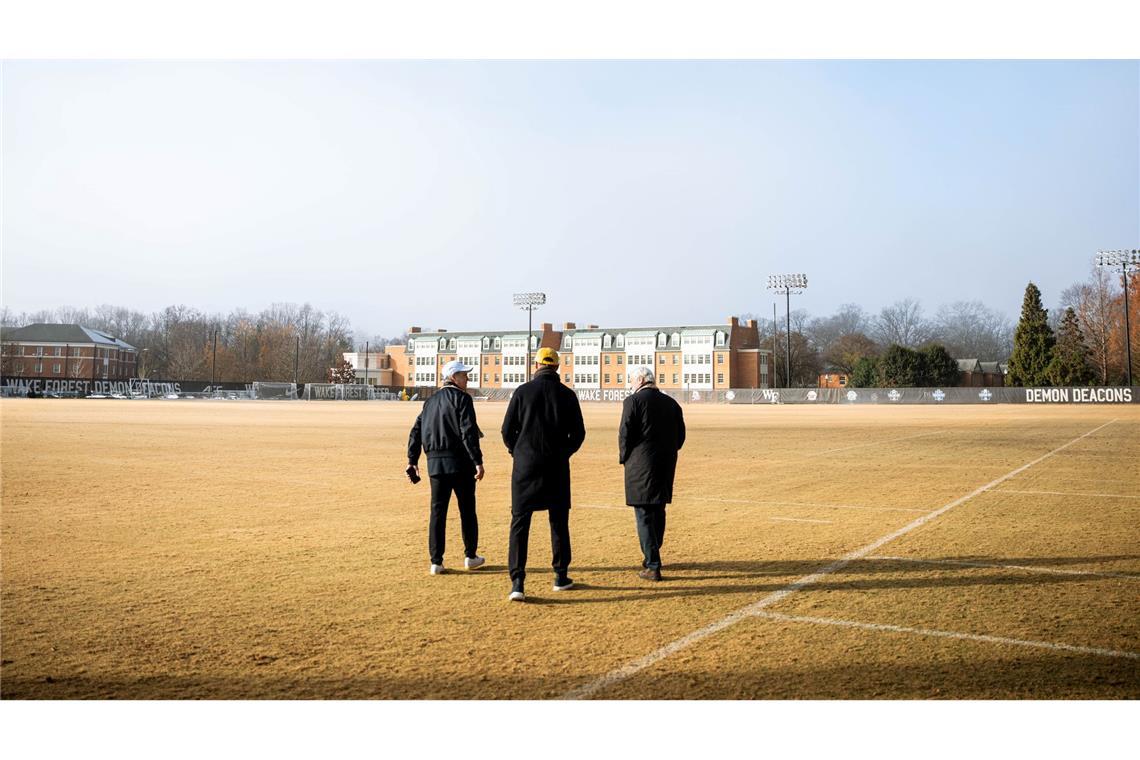 Bundestrainer Julian Nagelsmann (M) und DFB-Sportdirektor Rudi Völler (r) gehen über den Trainingsplatz auf dem Gelände der Privat-Universität Wake Forest.
