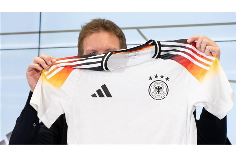 Bundestrainer Julian Nagelsmann und das neue DFB-Trikot von Adidas.