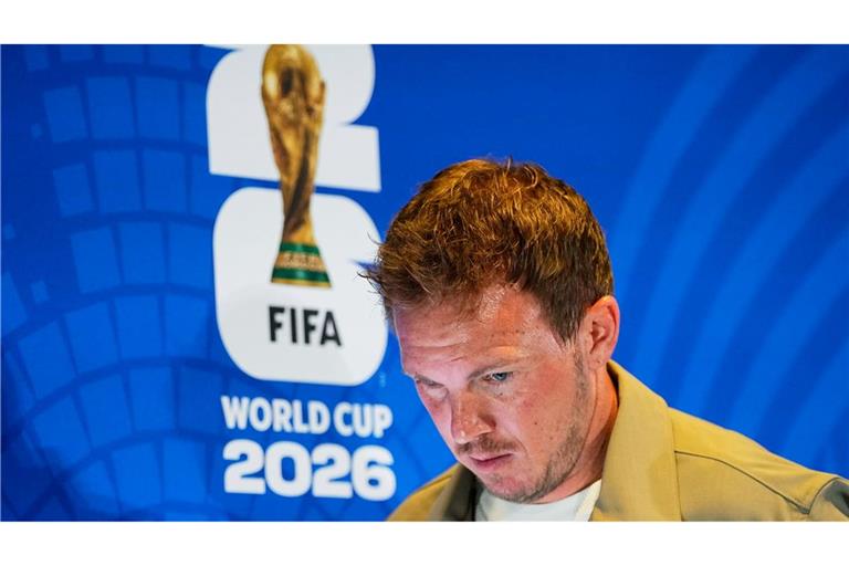 Bundestrainer Julian Nagelsmann verlässt die Pressekonferenz.