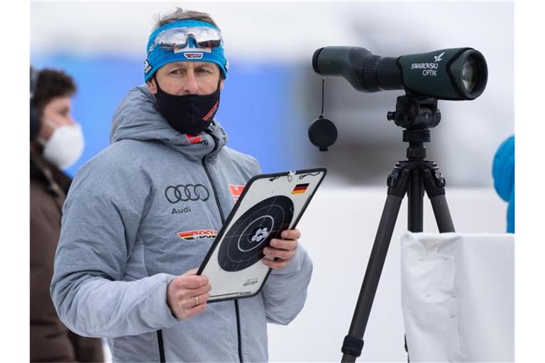 Bundestrainer Mark Kirchner verfolgt das Training der Biathleten. Foto: Sven Hoppe/dpa