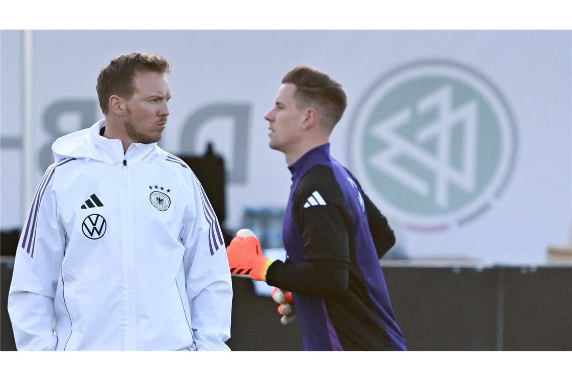 Bundestrainer Nagelsmann (l.) hat klare Forderungen an ter Stegen (r.). (Archivbild)