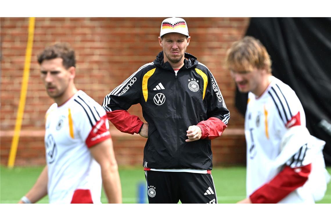 Bundestrainer Nagelsmann schaut im Training bei Woltemade (r.) und Goretzka (l.) ganz genau hin.