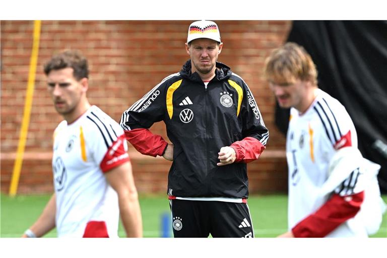 Bundestrainer Nagelsmann schaut im Training bei Woltemade (r.) und Goretzka (l.) ganz genau hin.