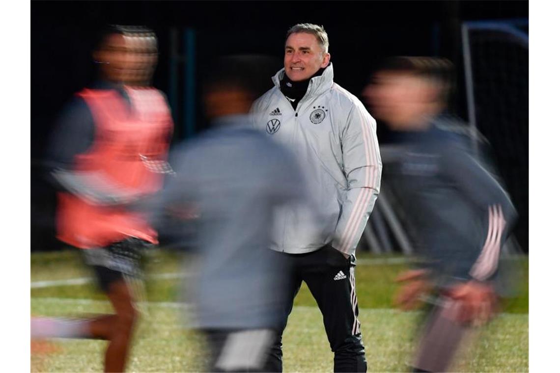 U21 mit „Riesen-Bock“ - EM-Personal-Puzzle für Kuntz Bundestrainer Stefan Kuntz (M.) hat bei der U21-EM die Qual der Wahl. Foto: Marton Monus/dpa