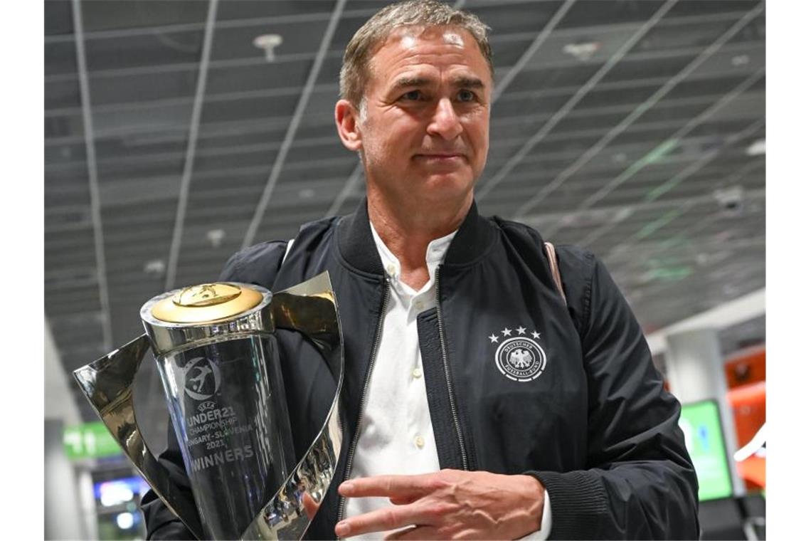 Bundestrainer Stefan Kuntz mit dem Pokal für den Gewinn der U21-Europameisterschaft. Foto: Sebastian Gollnow/dpa