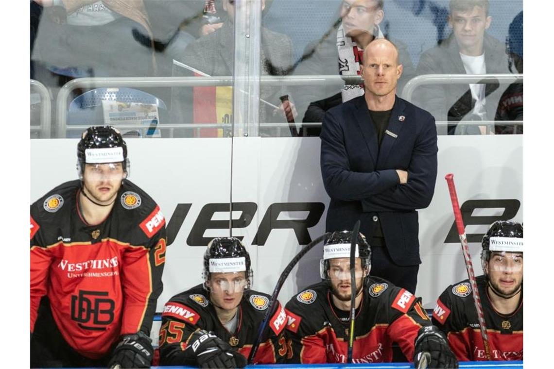 Bundestrainer Toni Söderholm (2.v.r.) bereitet sich auch auf ein Olympia-Turnier ohne NHL-Stars vor. Foto: Bernd Thissen/dpa