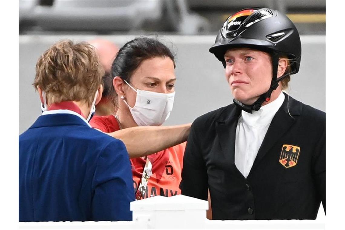 „Verdreschen unsere Pferde nicht“: Streit nach Schleu-Drama Bundestrainerin Kim Raisner (M) und Fünfkämpferin Annika Schleu (r). Foto: Marijan Murat/dpa